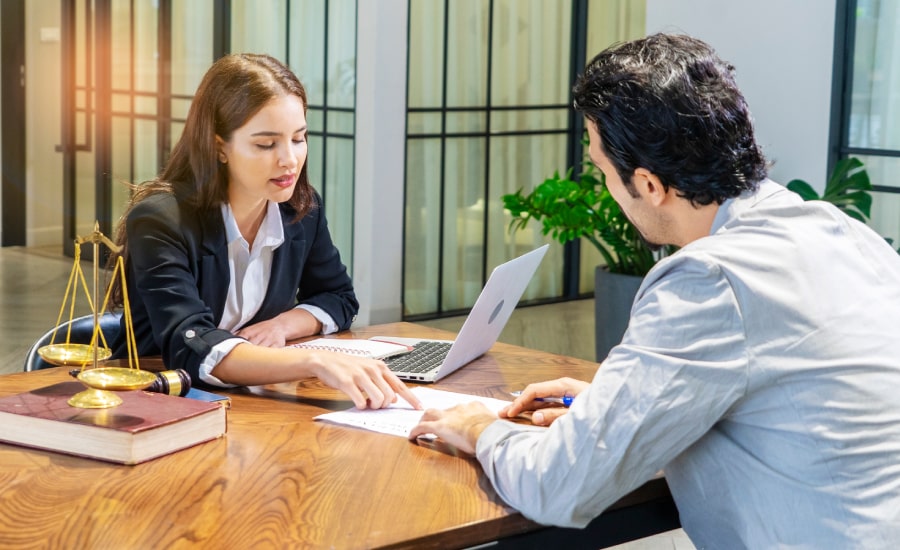 A client with a female lawyer​