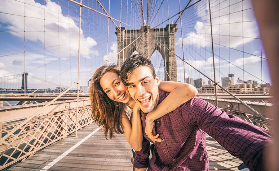 A happy young couple on Brooklyn Bridge​